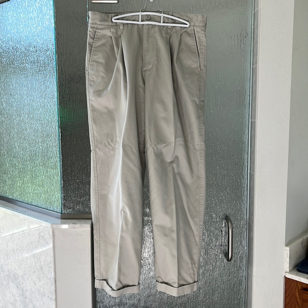 Mens Gap Khakis Relaxed Fit Size 33 x 30
